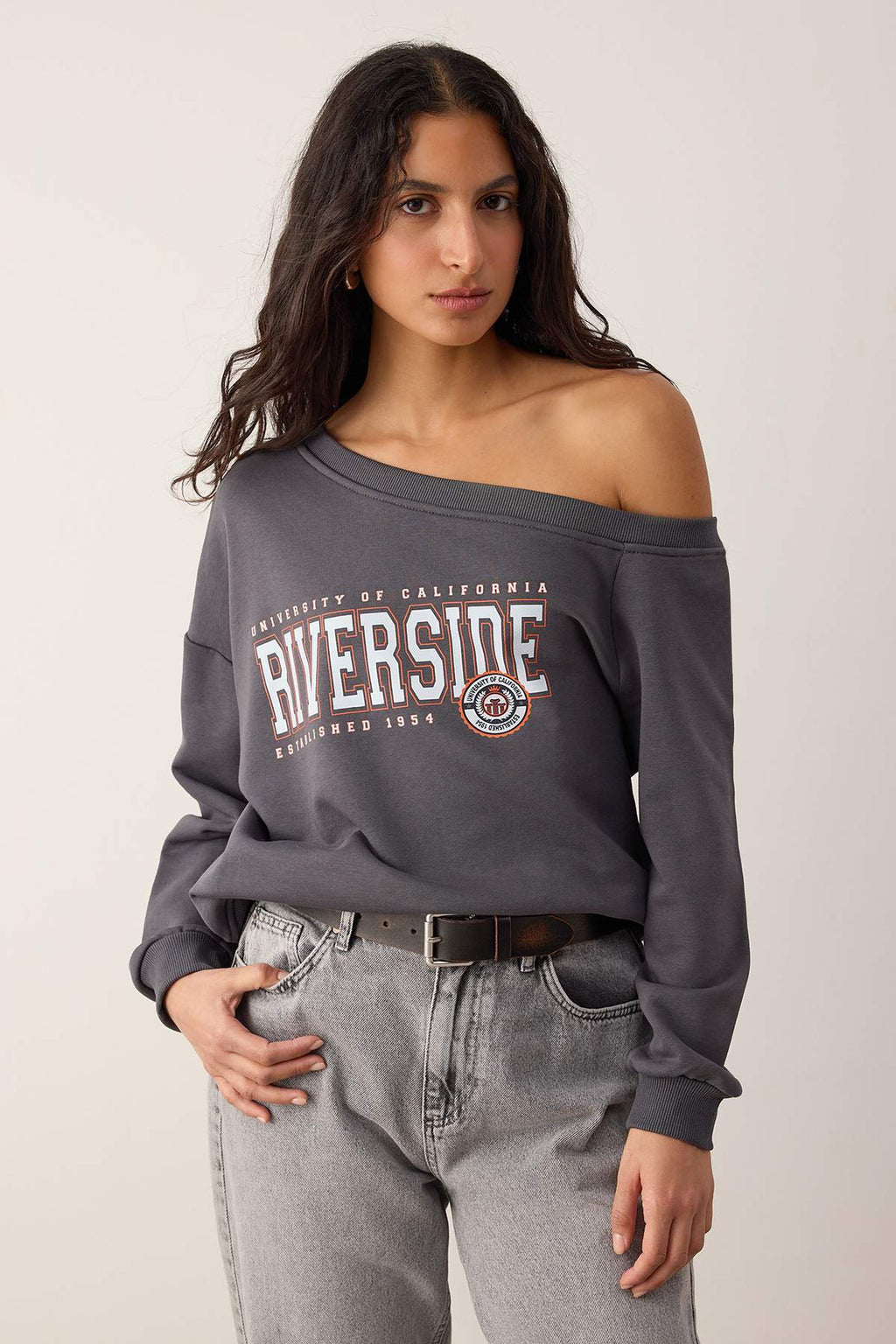 Trendyolmilla Teen Antrasit Slogan Baskılı Açık Omuzlu Örme Sweatshirt TWOAW26SW00201