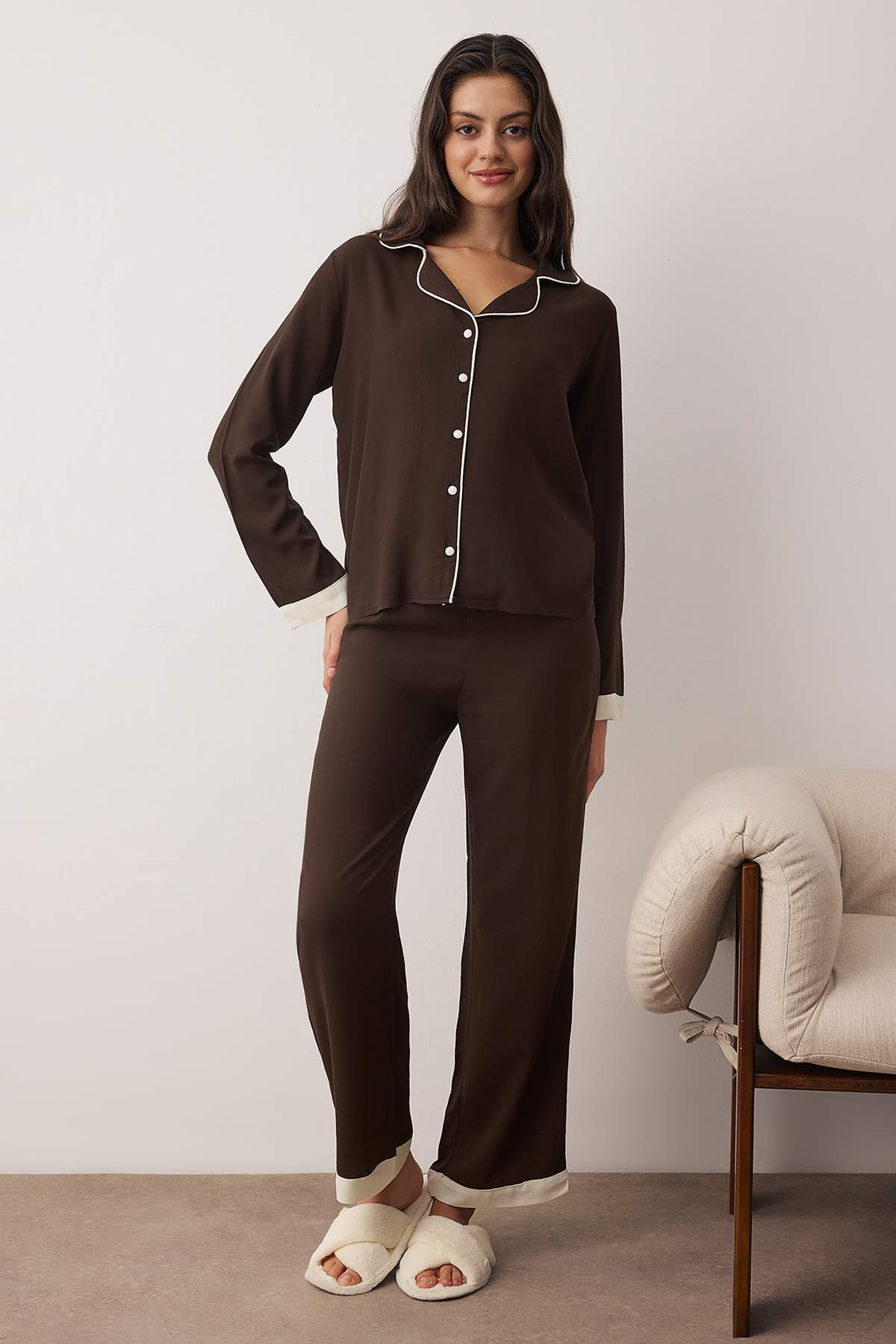 Trendyolmilla Kahverengi Biyeli Viskon Dokuma Pijama Takımı THMAW26PT00088 Secondary image