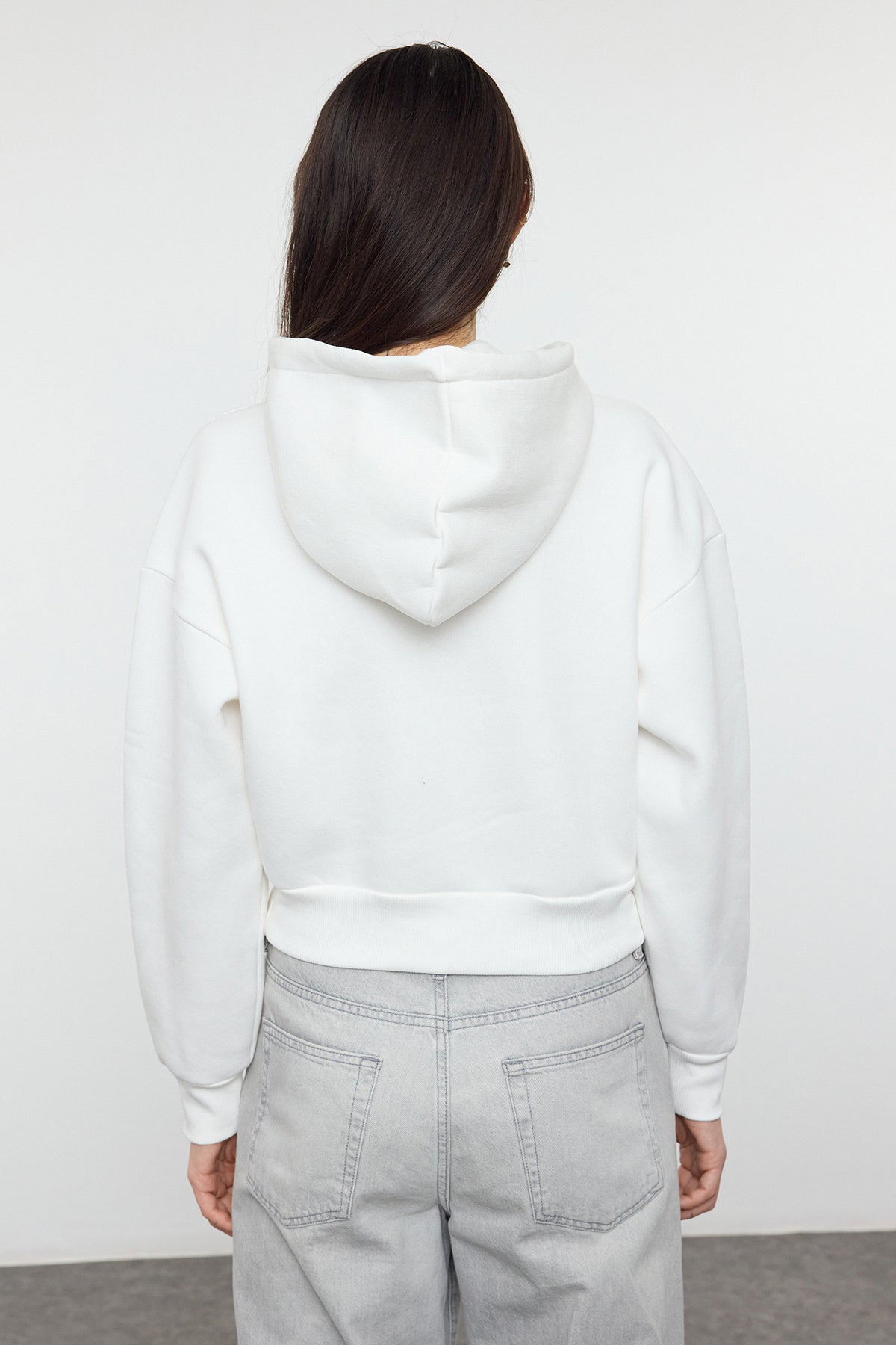 Trendyolmilla Siyah Kalın İçi Polarlı Kapüşonlu Rahat Kesim Crop Basic Örme Sweatshirt TWOAW24SW00105