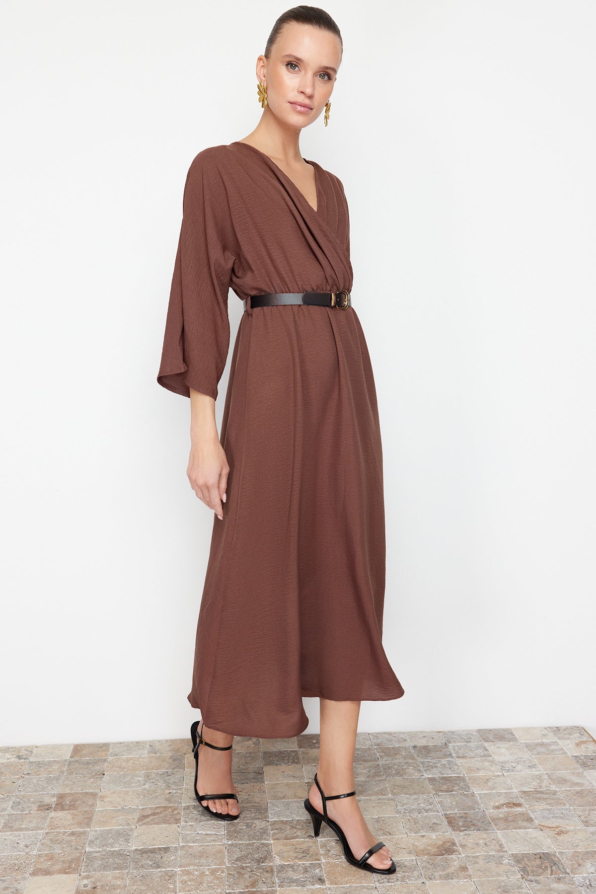 Trendyolmilla Kahverengi Kemerli A-line Kruvaze Yakalı Aerobin Boho Midi Dokuma Elbise TWOSS24EL00992
