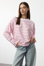 Trendyolmilla Beyaz Çizgili Oversize/Geniş Kesim Bisiklet Yaka İnce Örme Sweatshirt TWOAW23SW00326