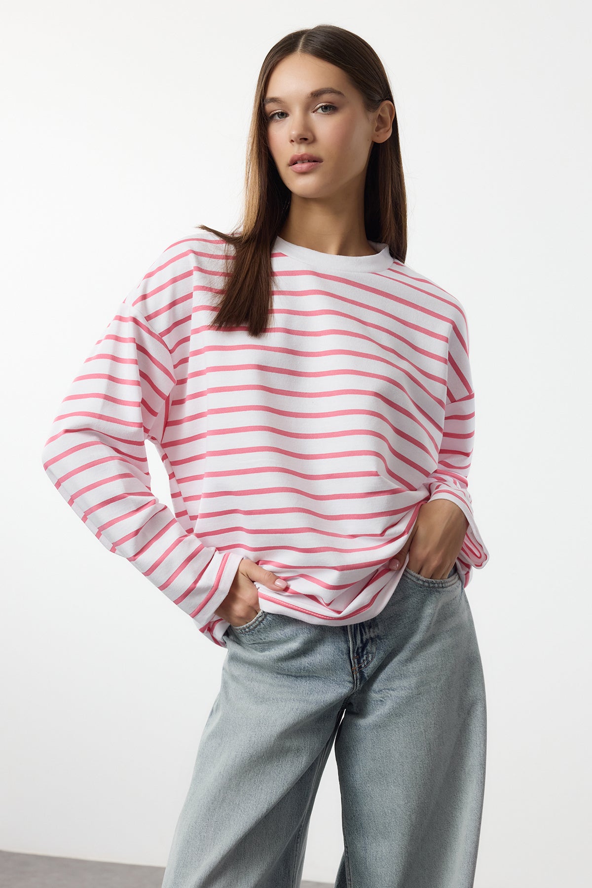 Trendyolmilla Beyaz Çizgili Oversize/Geniş Kesim Bisiklet Yaka İnce Örme Sweatshirt TWOAW23SW00326