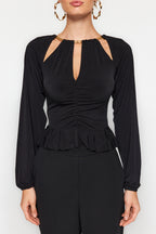 Trendyolmilla Koyu Kahverengi Pencere/Cut Out Detaylı Aksesuarlı Örme Bluz TPRAW24BZ00053