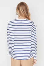 Trendyolmilla Beyaz Çizgili Oversize/Geniş Kesim Bisiklet Yaka İnce Örme Sweatshirt TWOAW23SW00326