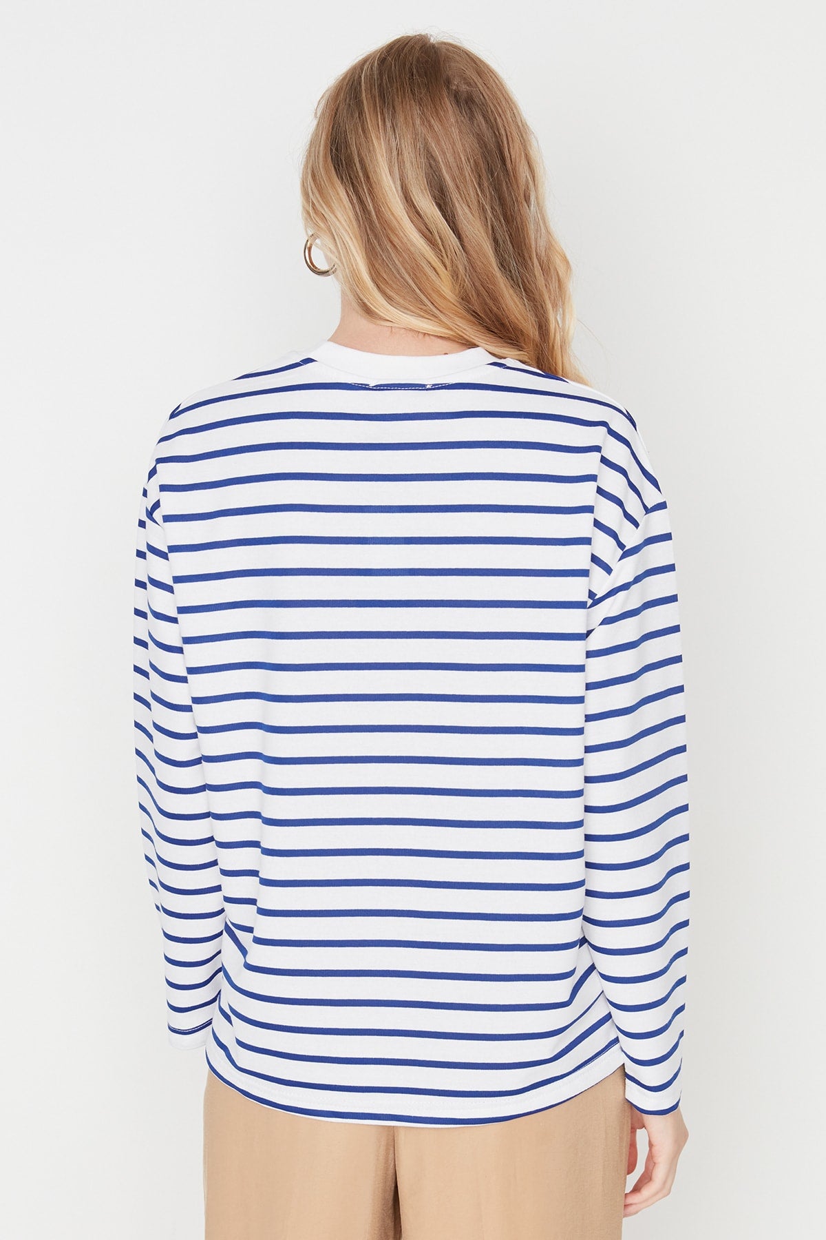 Trendyolmilla Beyaz Çizgili Oversize/Geniş Kesim Bisiklet Yaka İnce Örme Sweatshirt TWOAW23SW00326