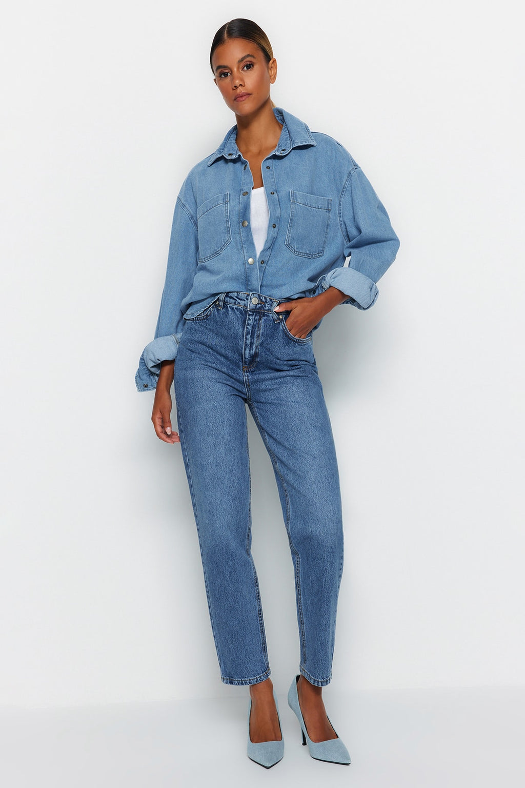 Trendyolmilla Mavi Yüksek Bel Mom %100 Pamuk Non-Stretch Jeans TWOAW24JE00076
