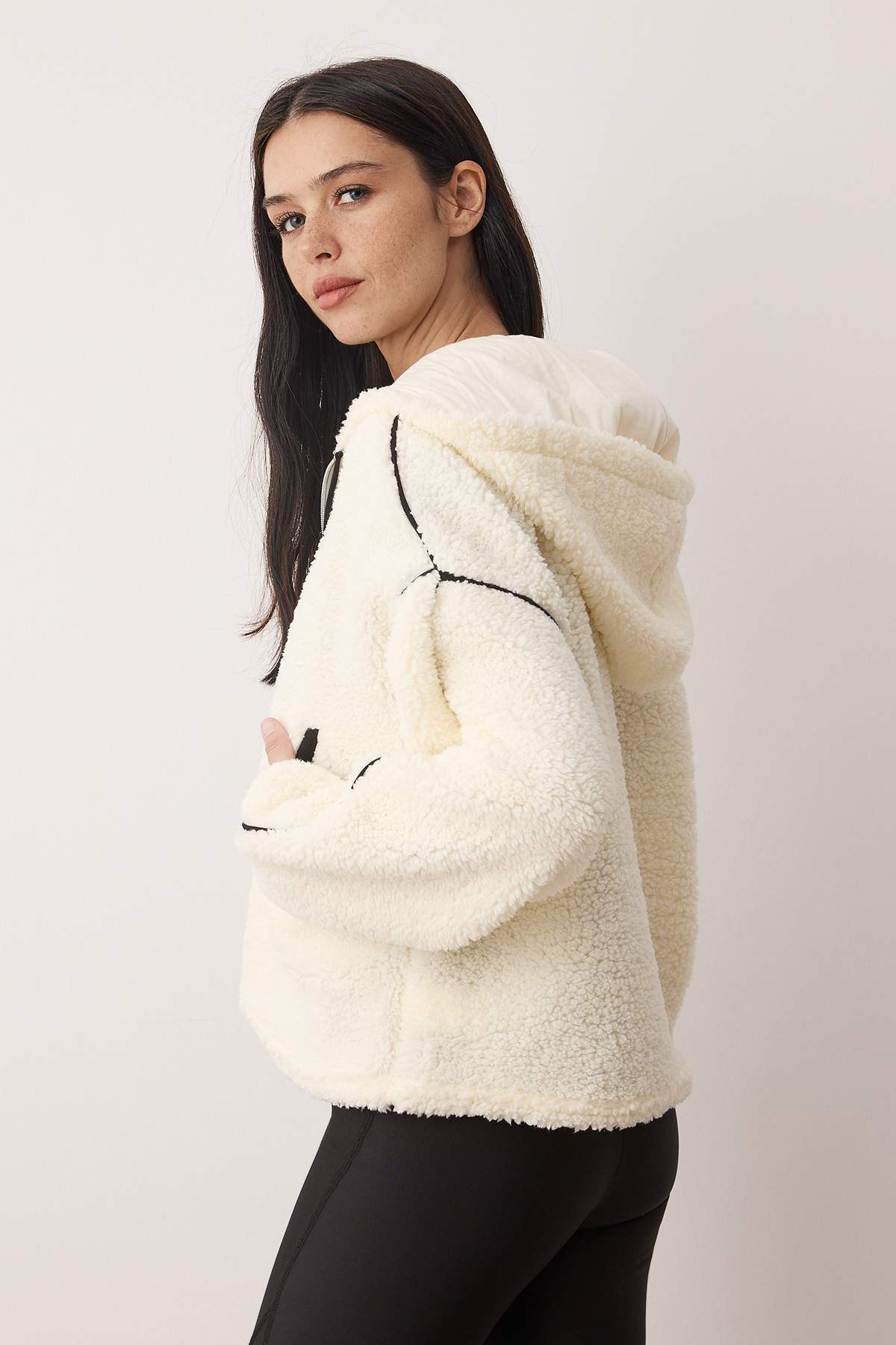Ekru Biye Detaylı Oversize/Geniş Kalıp Peluş Kapüşonlu Kalın Örme Sweatshirt TWOAW26SW00229