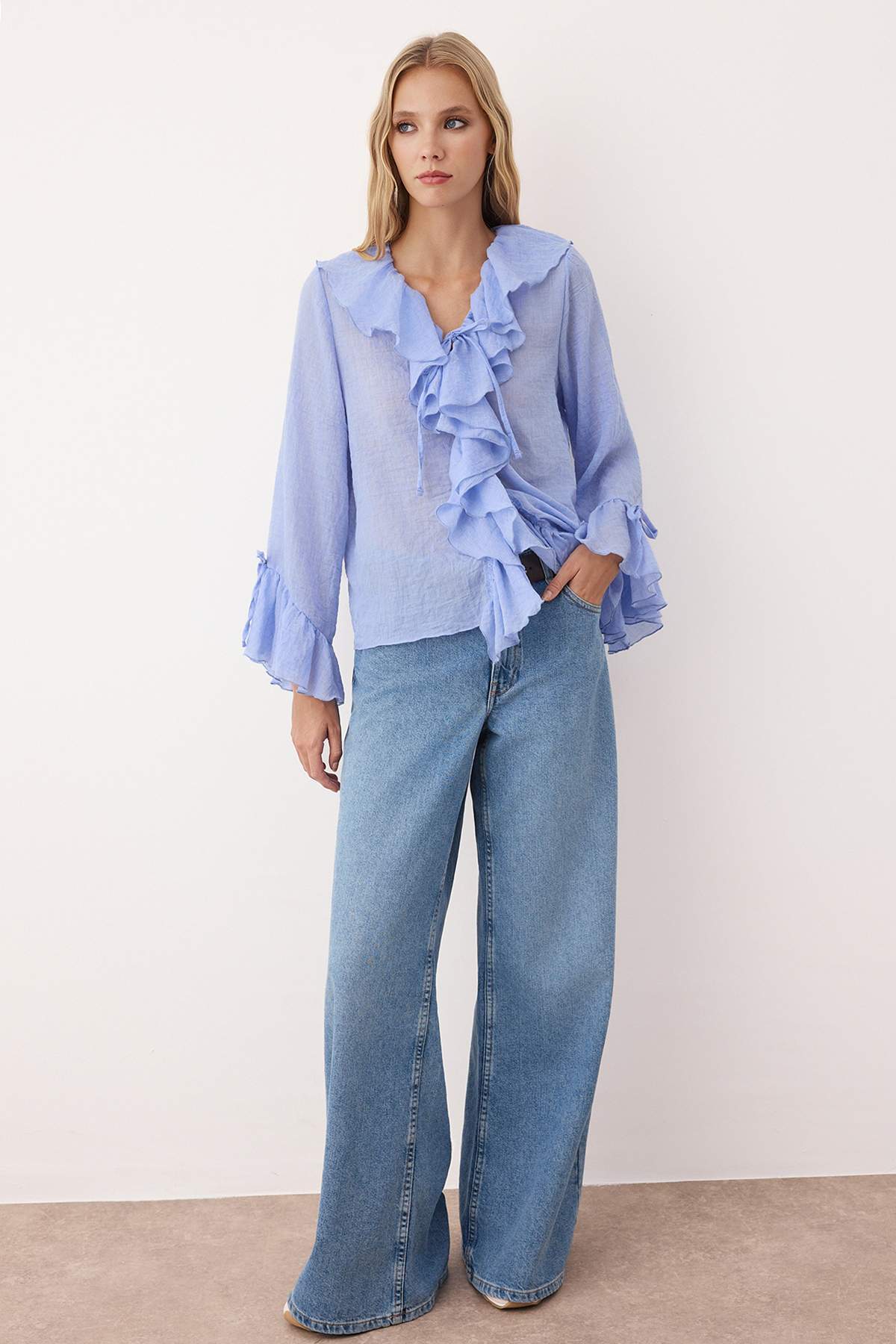 Trendyolmilla Gri Fırfırlı Bohem İnce Pamuklu Kumaş Uzun Kol Dokuma Bluz TWOSS25BZ00551