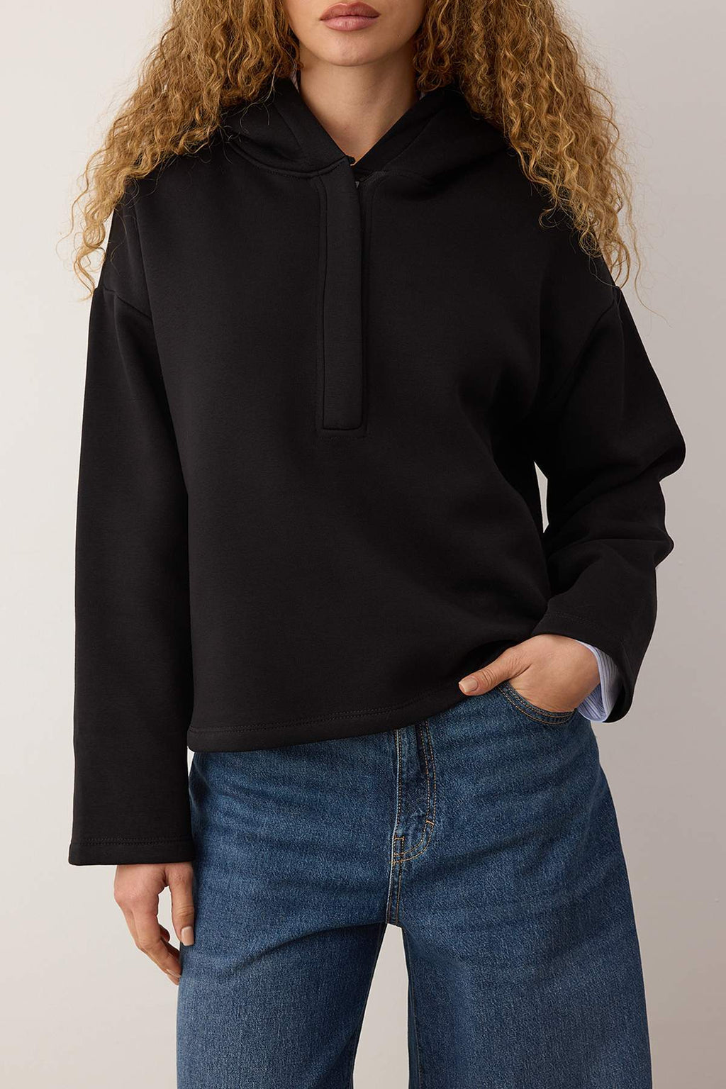 Trendyolmilla Siyah Kalın İçi Polarlı Yarım Pat Fermuarlı Oversize Kapüşonlu Örme Sweatshirt TWOAW26SW00060