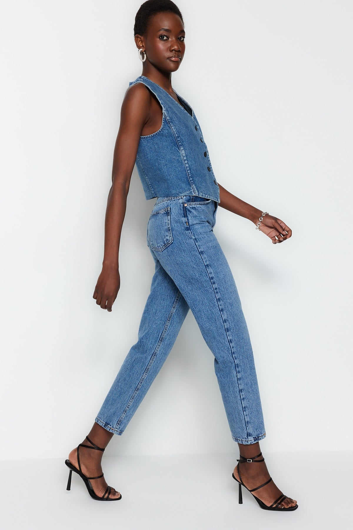 Trendyolmilla Mavi Yüksek Bel Düz Kesim Straight %100 Pamuk Non-Stretch Jeans TWOSS23JE00089