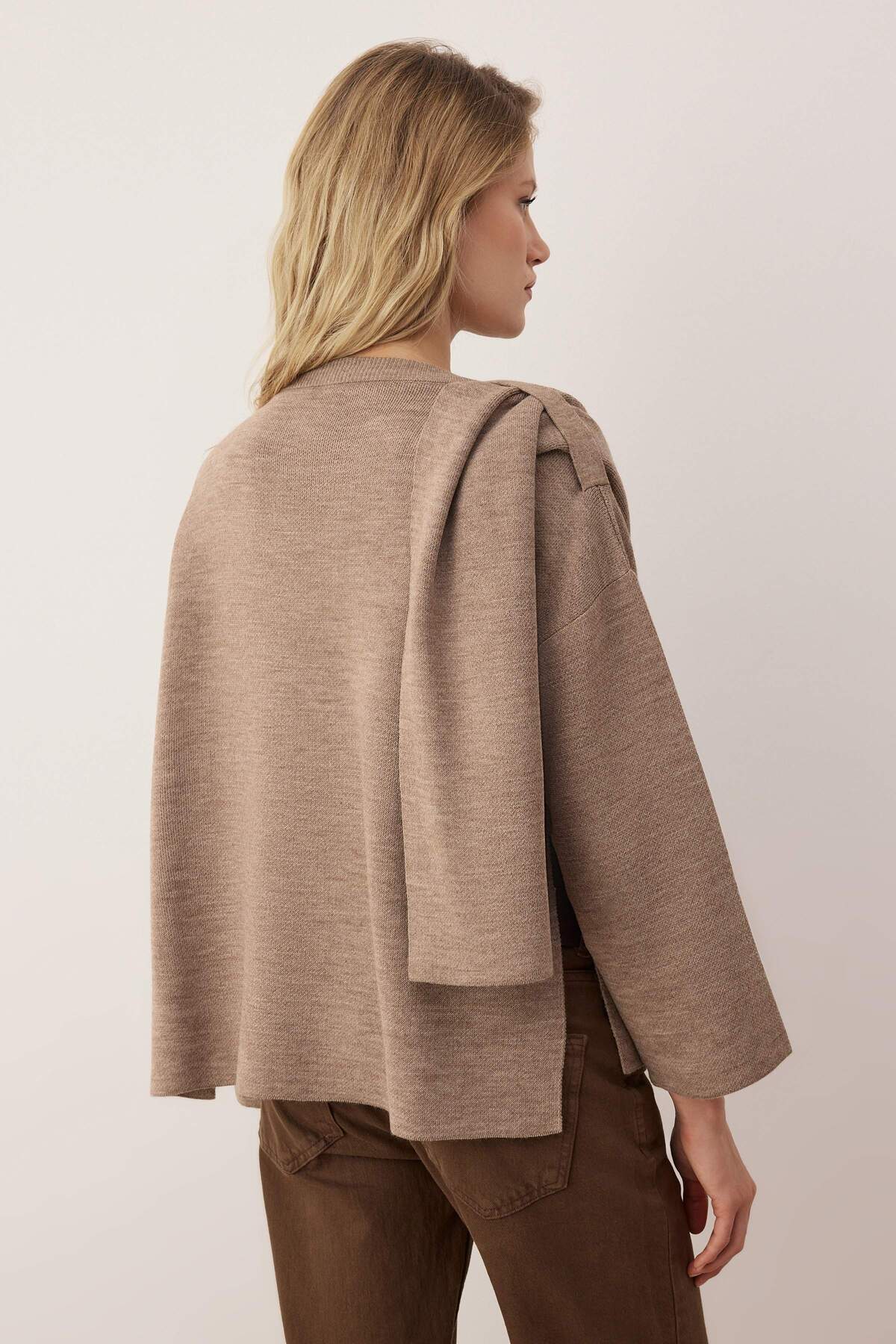 Trendyolmilla Vücut Seçmeyen Vizon Süper Oversize/Geniş Kalıp Şal Detaylı Triko Panço TWOAW26KZ00160