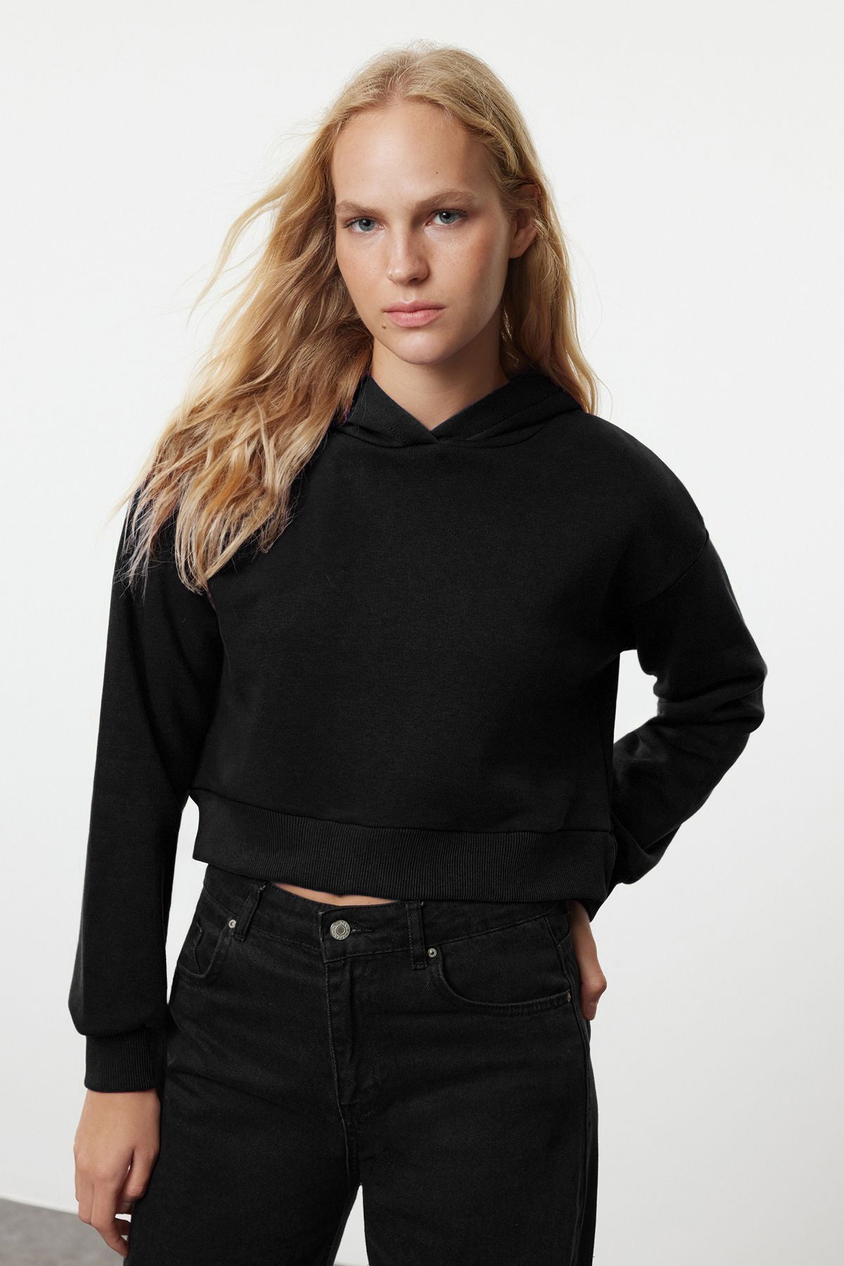 Trendyolmilla Siyah Kalın İçi Polarlı Kapüşonlu Rahat Kesim Crop Basic Örme Sweatshirt TWOAW24SW00105 Secondary image
