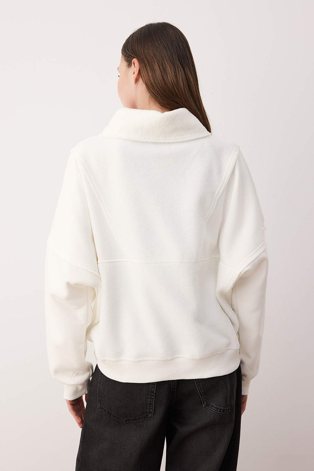 Trendyolmilla Ekru Regular/Normal Kalıp Polar Fermuarlı Cep Detaylı Kalın Örme Sweatshirt TWOAW26SW00009