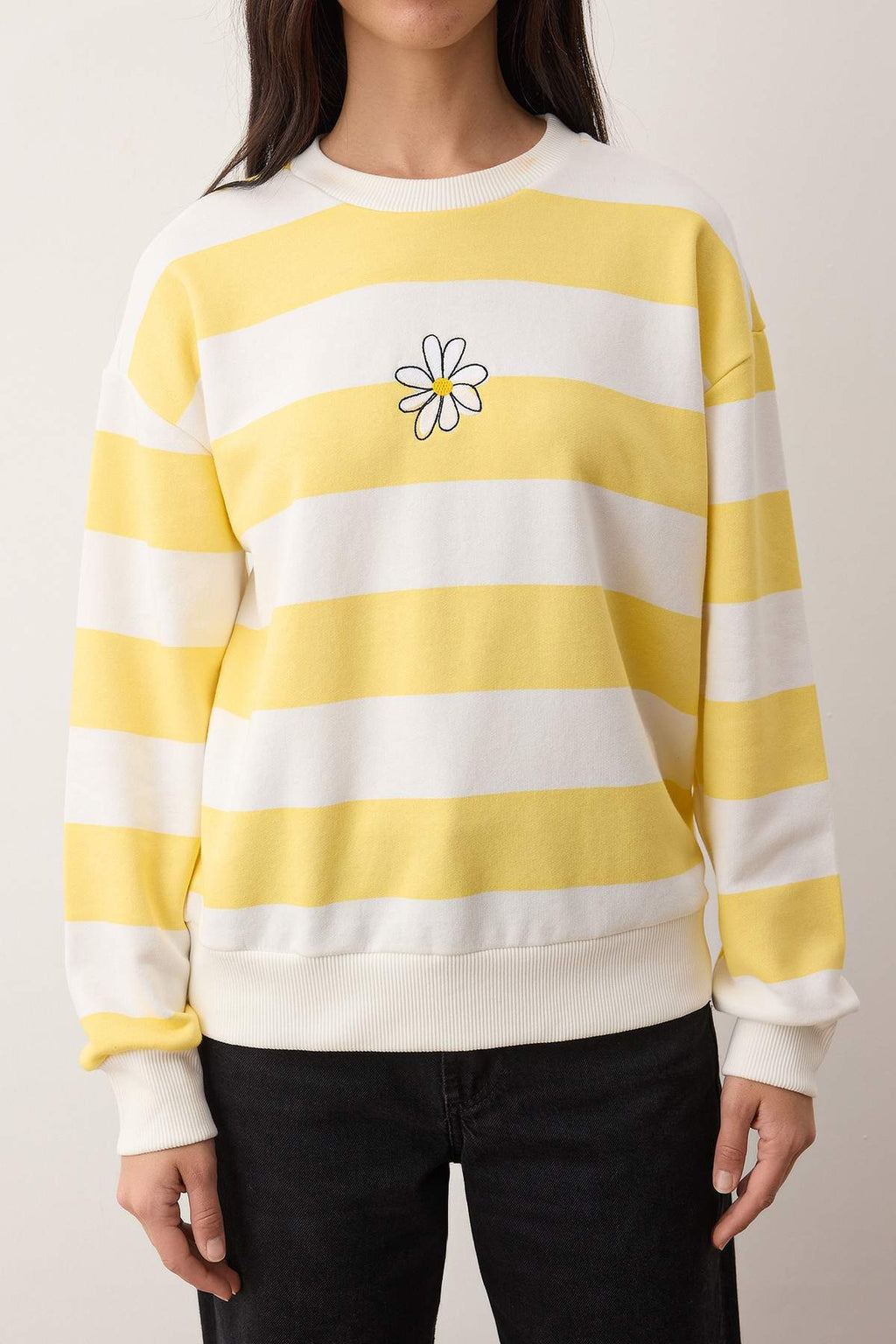 Sarı Baskılı Nakışlı Regular/Normal Kesim Örme Sweatshirt TWOAW26SW00230