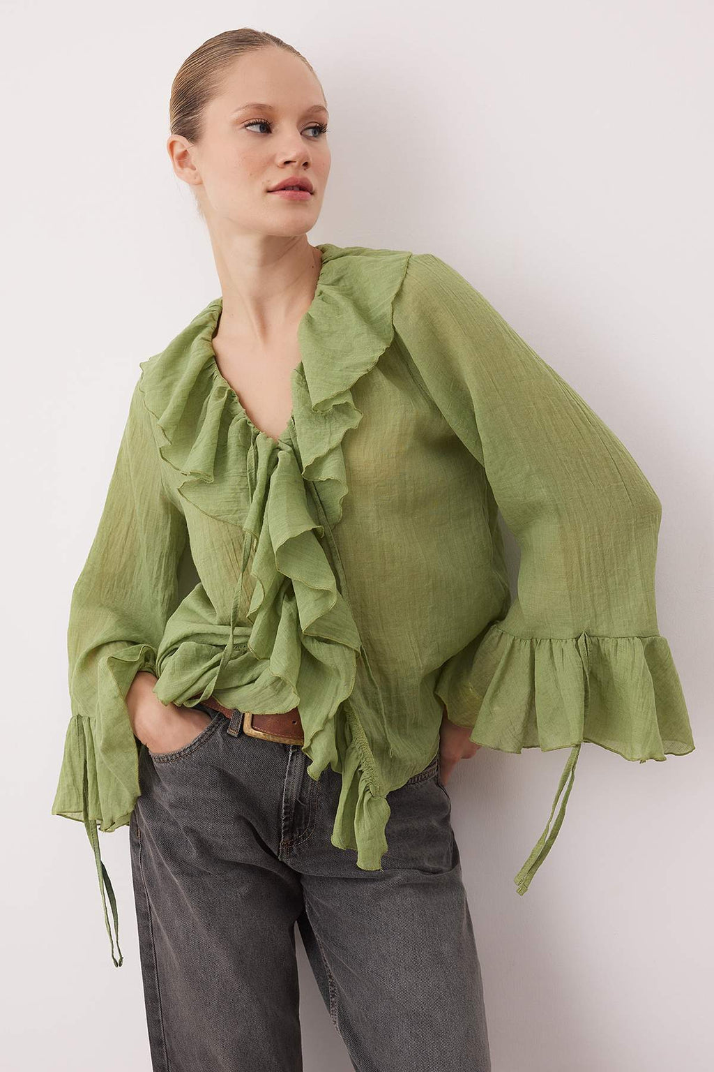 Trendyolmilla Gri Fırfırlı Bohem İnce Pamuklu Kumaş Uzun Kol Dokuma Bluz TWOSS25BZ00551