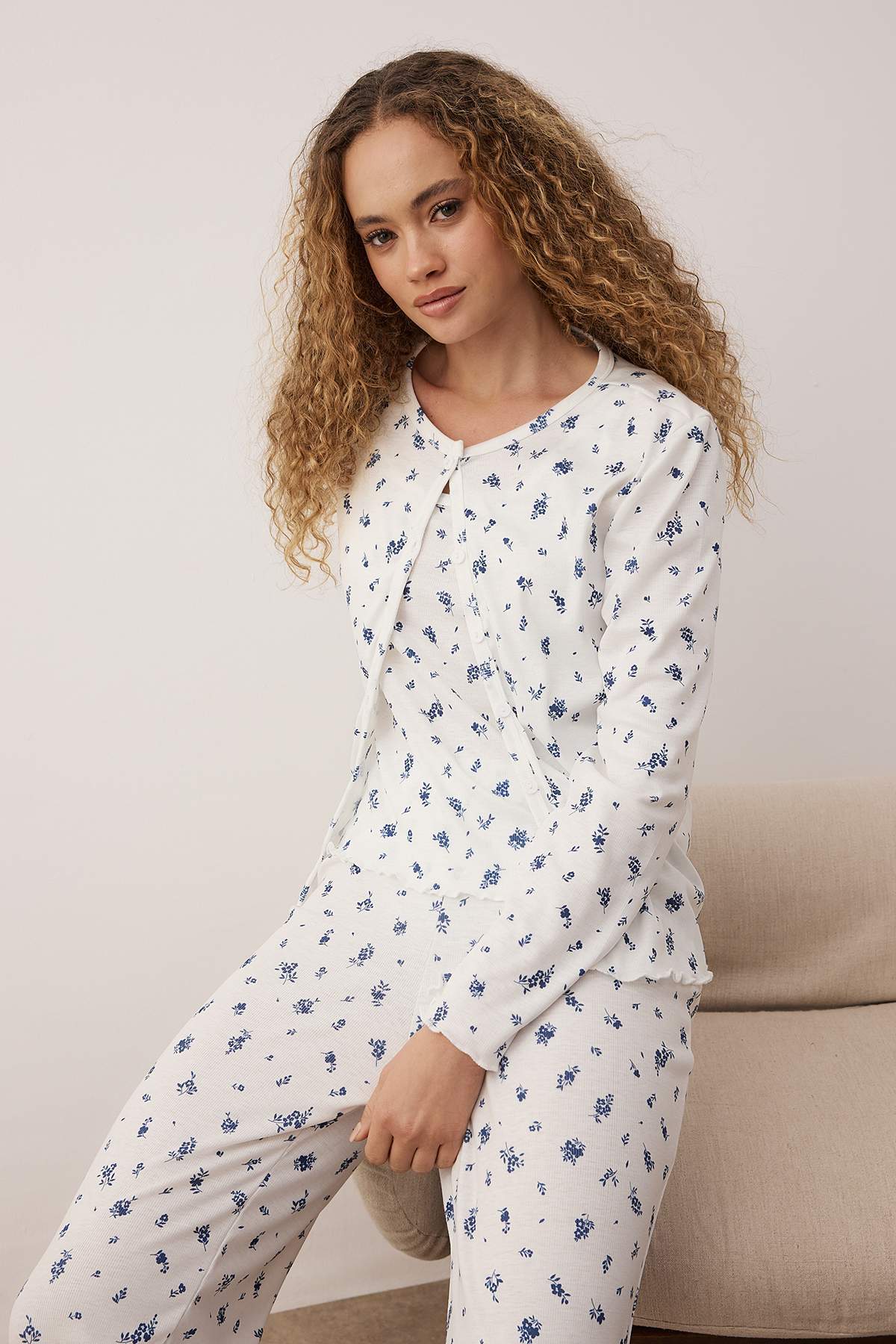 Beyaz Çok Renkli 3'lü Hırkalı Çiçekli Fitilli Örme Pijama Takımı THMAW26PT00179 Main image