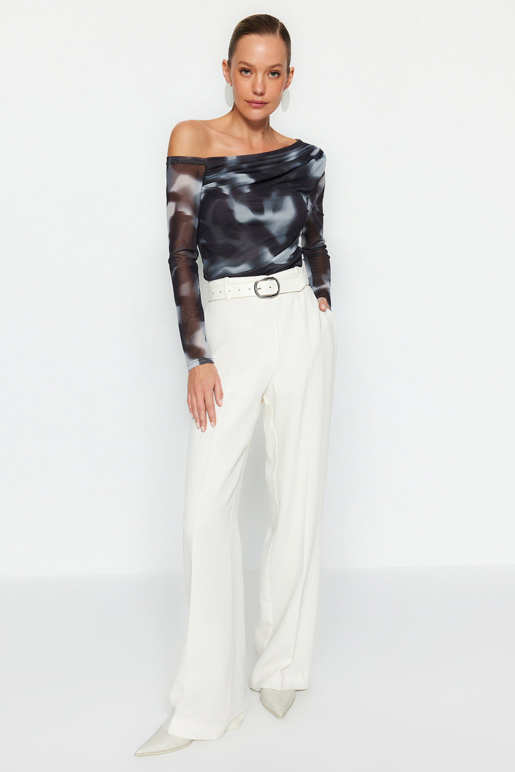 Trendyolmilla Antrasit Tül Fitted/Vücuda Oturan Astarlı Asimetrik Yaka Bluz TWOAW24BZ00051