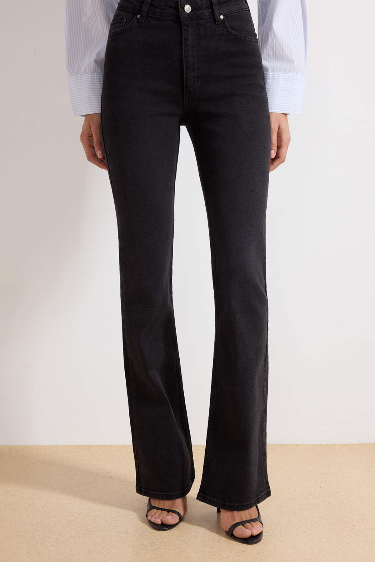 Trendyolmilla More Sustainable Koyu Mavi Yüksek Bel Orta Esnek Flare İspanyol Paça Jeans TWOSS23JE00063