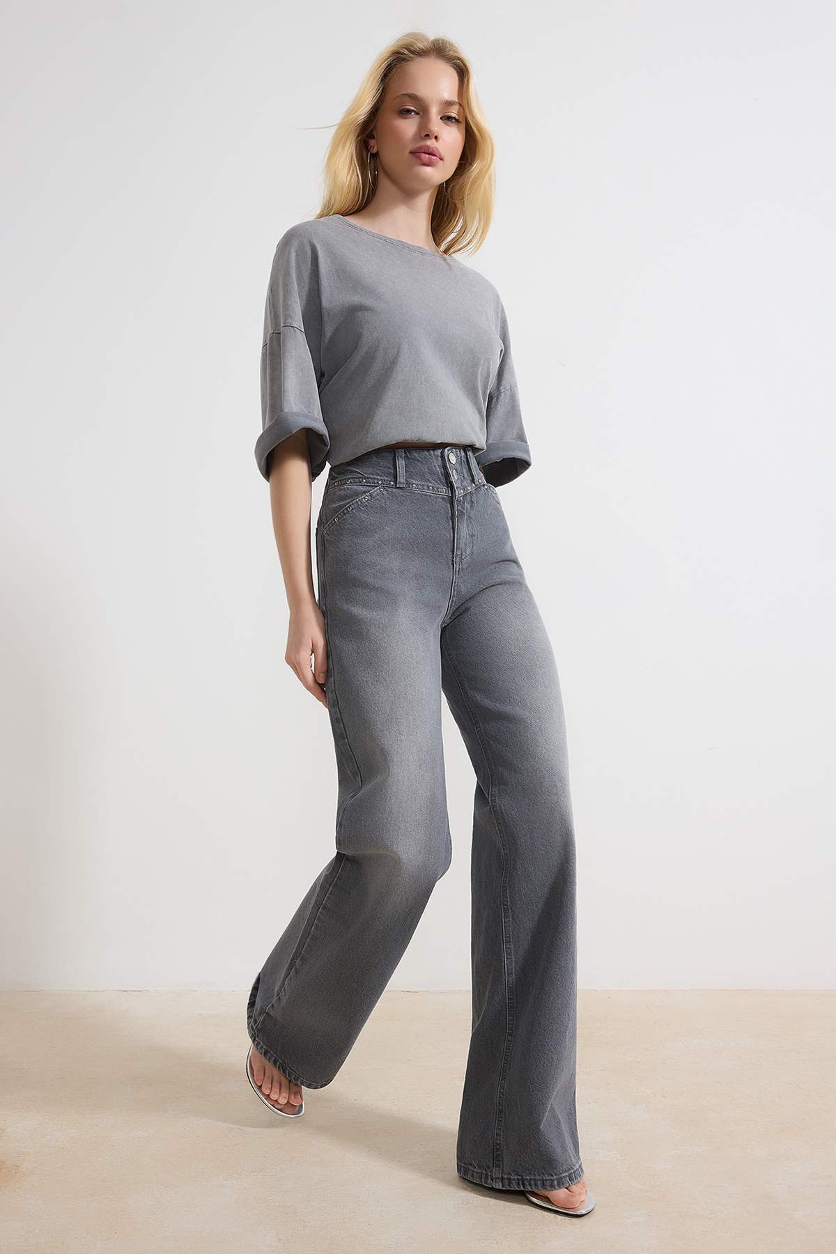 Gri Trok Detaylı Normal Bel %100 Pamuk Wide Leg Jeans TWOSS26JE00051 Secondary image