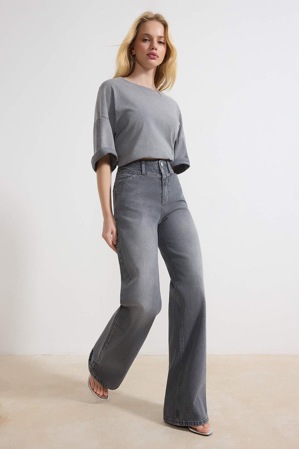 Gri Trok Detaylı Normal Bel %100 Pamuk Wide Leg Jeans TWOSS26JE00051
