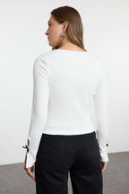 Trendyolmilla Ekru Fiyonk ve Cut Out Detaylı Bisiklet Yaka Slim/Vücuda Oturan Örme Bluz TWOAW25BZ00177