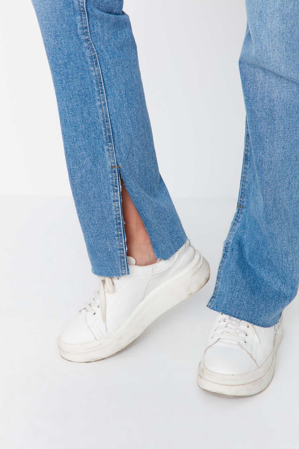 Trendyolmilla Lacivert Yırtmaçlı Yüksek Bel Comfort/Esnek Flare İspanyol Paça Jeans TWOAW22JE0382