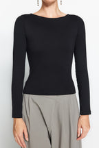 Trendyolmilla Kahverengi Pamuklu Kayık Yaka Fitted/Vücuda Oturan Esnek Bluz TWOAW24BZ00166
