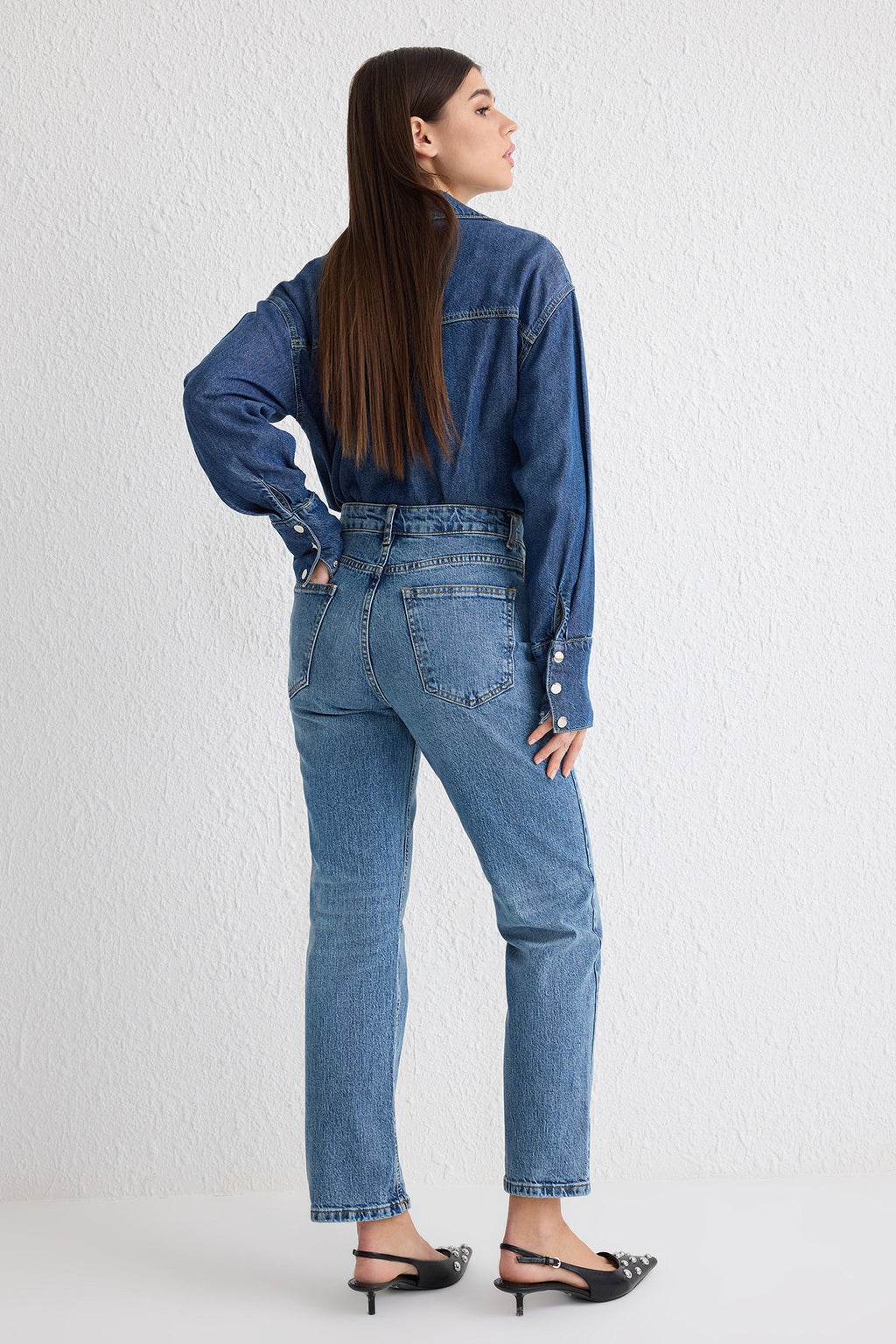 Trendyolmilla Beyaz Yüksek Bel Düz Kesim Comfort/Esnek Straight Jeans TWOSS25JE00099