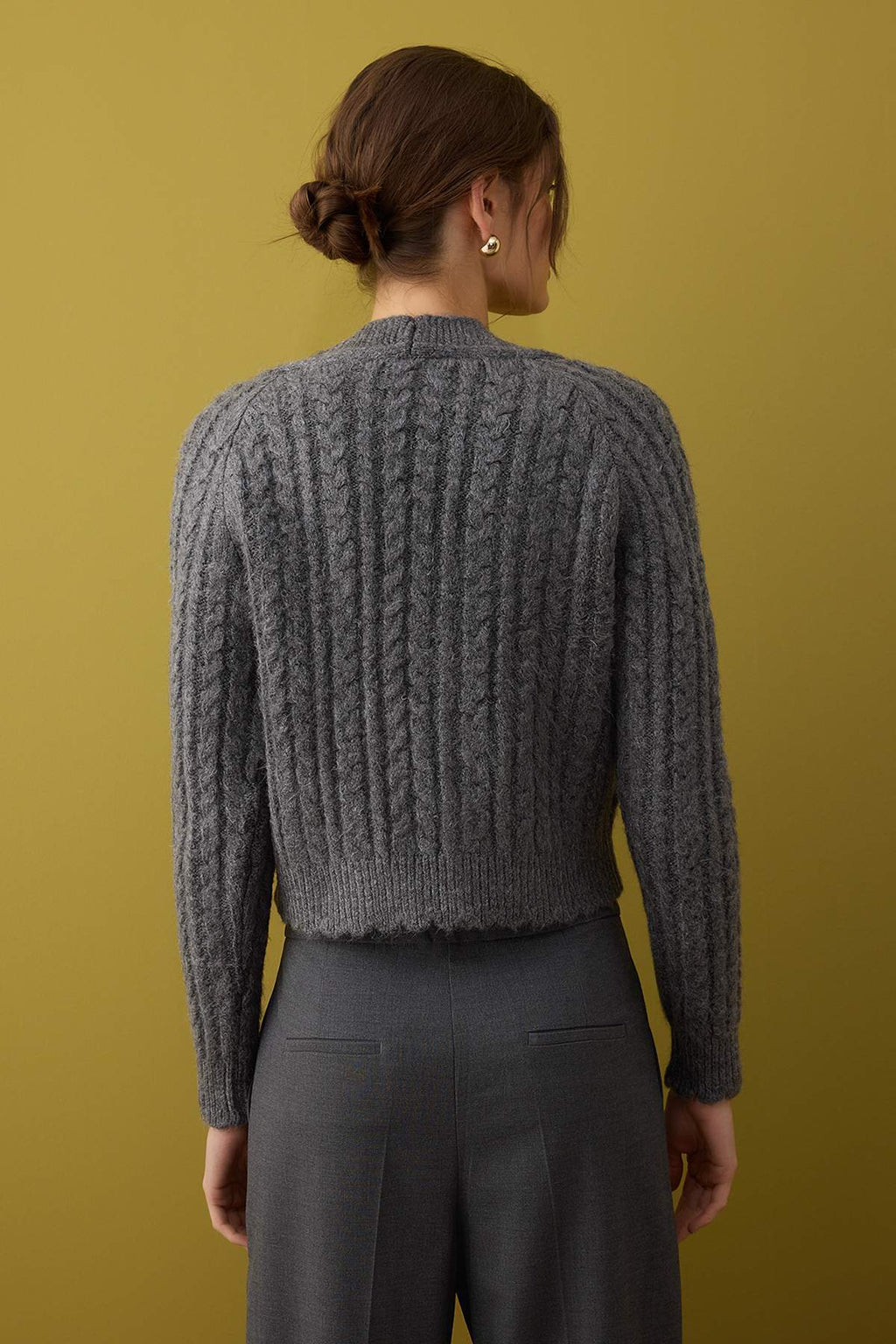 Trendyolmilla Antrasit Yumuşak Dokulu İnci Düğme Detaylı Crop Triko Hırka TWOAW26HI00185