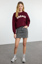Trendyolmilla Bordo Kalın İçi Polarlı Oversize/Rahat Kesim Slogan Nakışlı Örme Sweatshirt TWOAW25SW00030