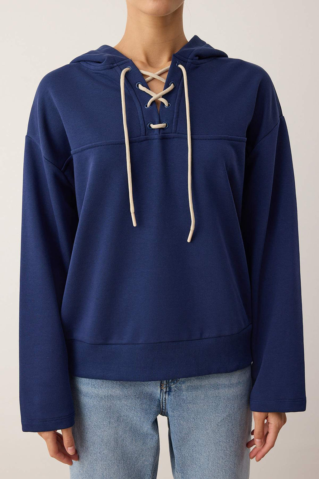 Trendyolmilla Lacivert Bağlama Detaylı Oversize/Geniş Kalıp Örme Sweatshirt TWOAW26SW00053
