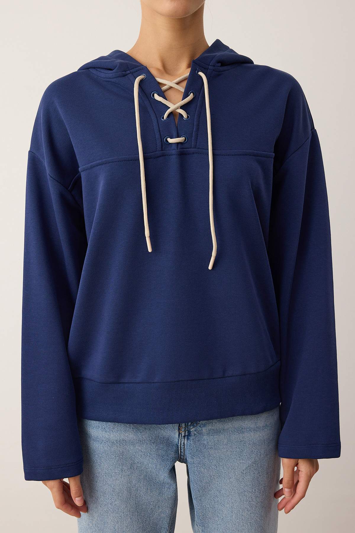 Trendyolmilla Lacivert Bağlama Detaylı Oversize/Geniş Kalıp Örme Sweatshirt TWOAW26SW00053