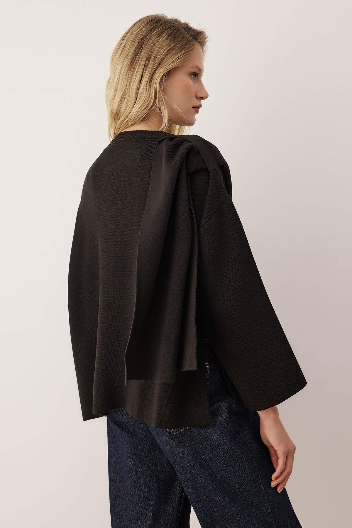 Trendyolmilla Vücut Seçmeyen Vizon Süper Oversize/Geniş Kalıp Şal Detaylı Triko Panço TWOAW26KZ00160