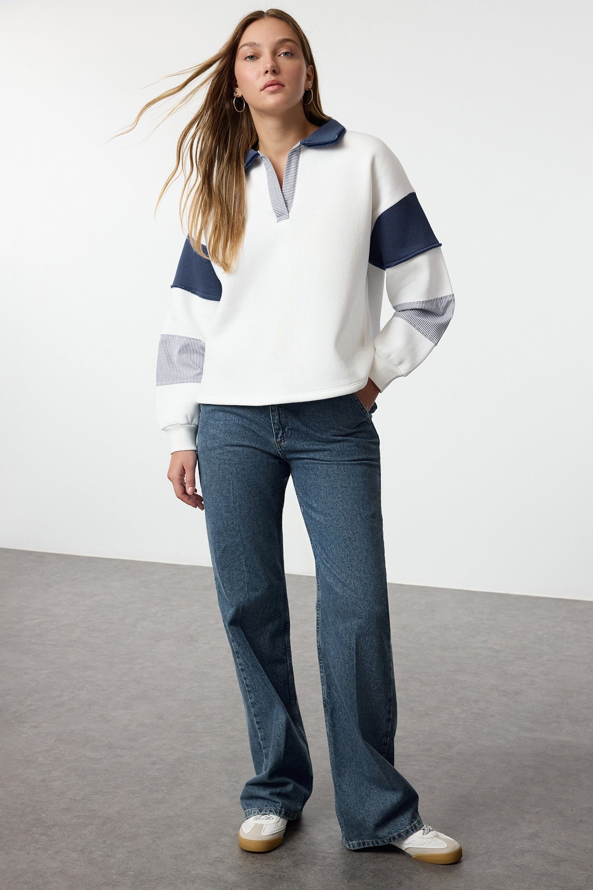 Ekru Renk Bloklu Dokuma Garnili Oversize/Geniş Kalıp Örme Sweatshirt TWOAW25SW00199
