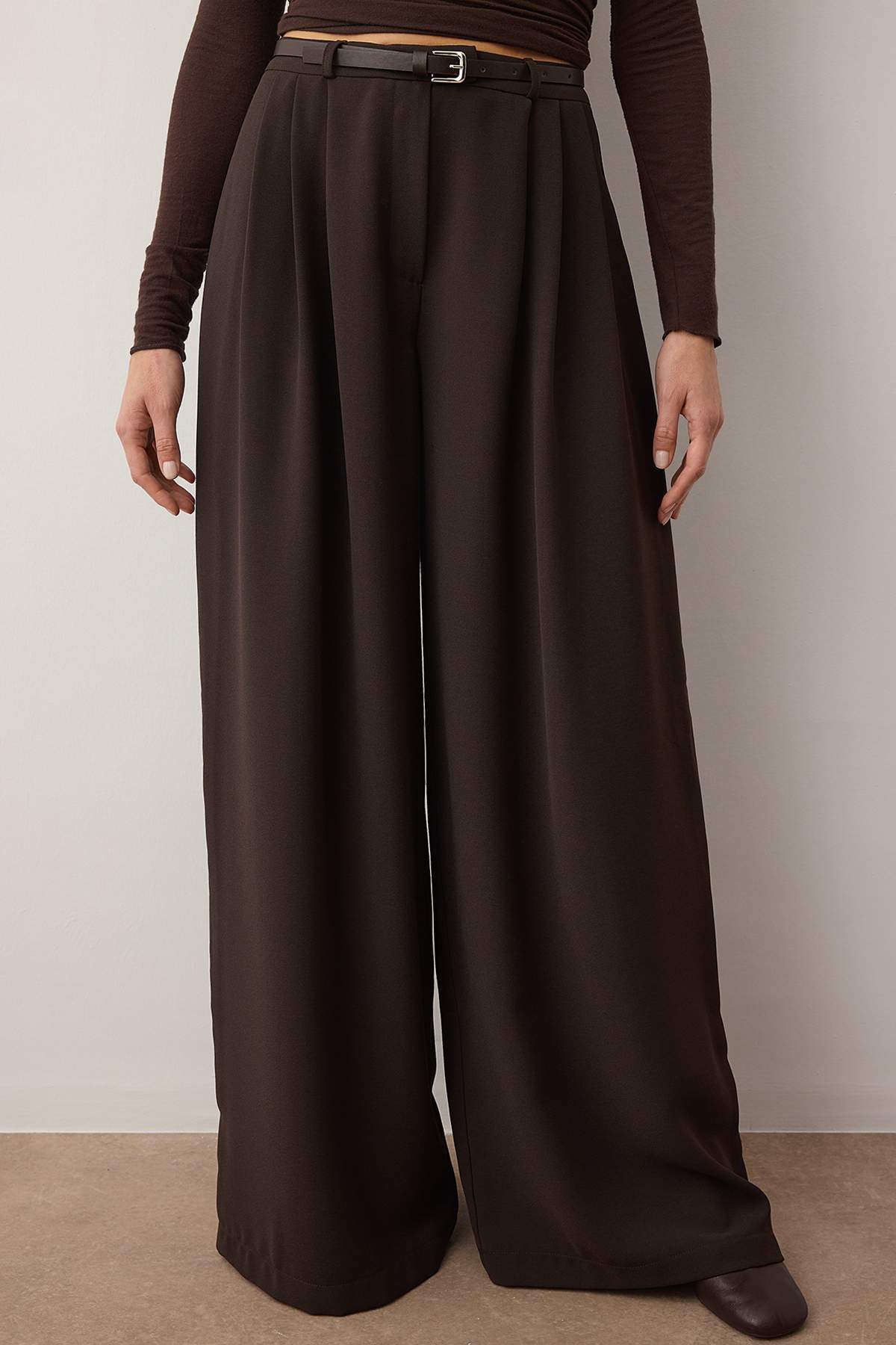 Trendyolmilla Siyah Kemerli Pilili Wide Leg/Extra Geniş Paça Dokuma Palazzo Pantolon TWOAW25PL00032