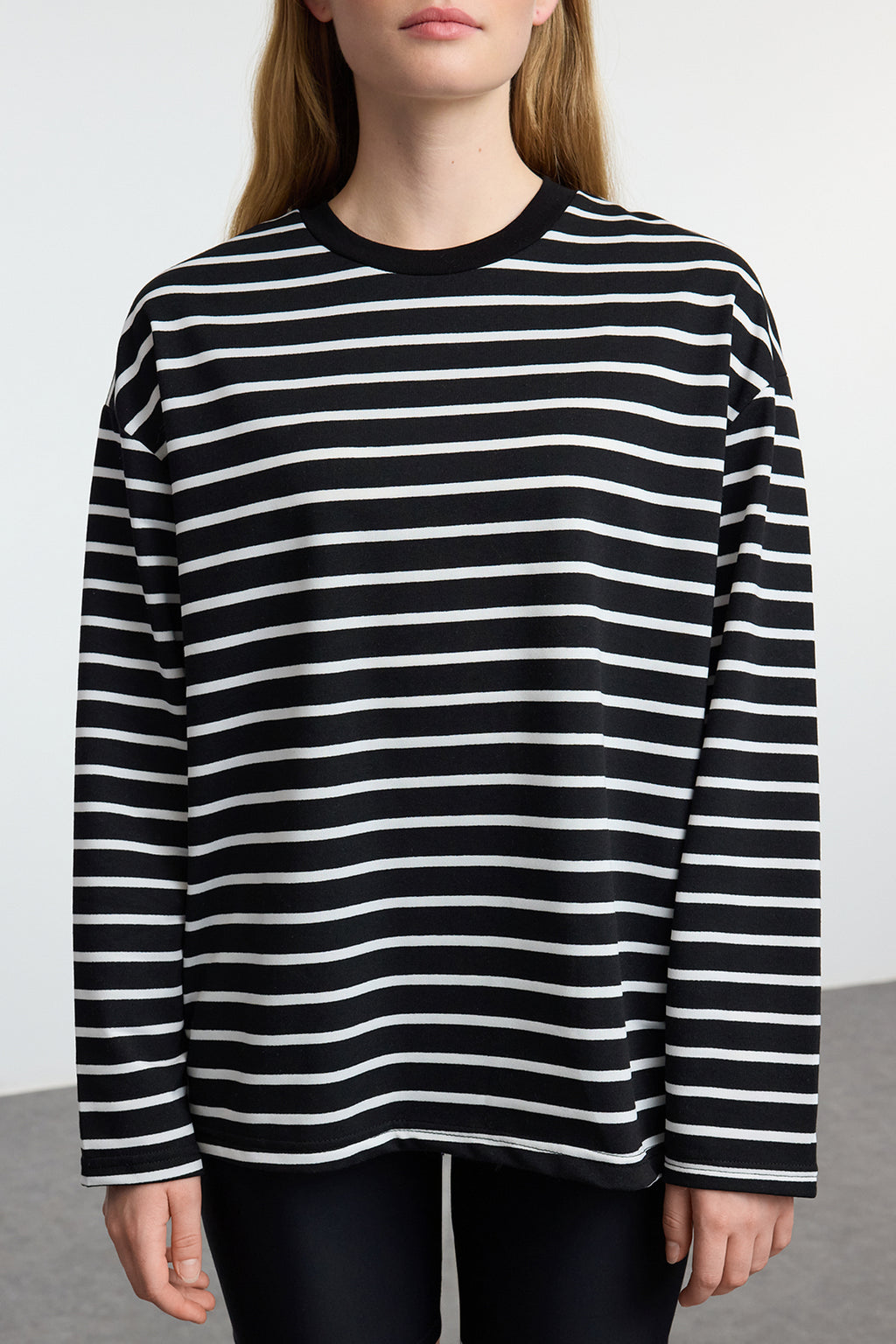 Trendyolmilla Beyaz Çizgili Oversize/Geniş Kesim Bisiklet Yaka İnce Örme Sweatshirt TWOAW23SW00326
