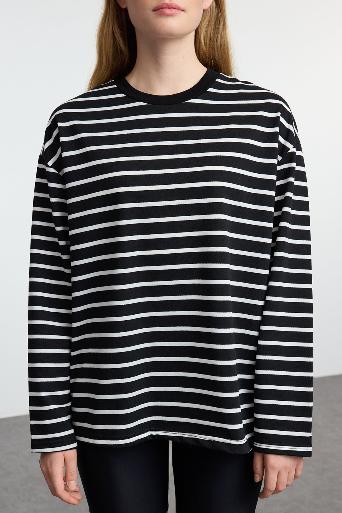 Trendyolmilla Beyaz Çizgili Oversize/Geniş Kesim Bisiklet Yaka İnce Örme Sweatshirt TWOAW23SW00326