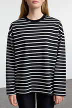 Trendyolmilla Beyaz Çizgili Oversize/Geniş Kesim Bisiklet Yaka İnce Örme Sweatshirt TWOAW23SW00326