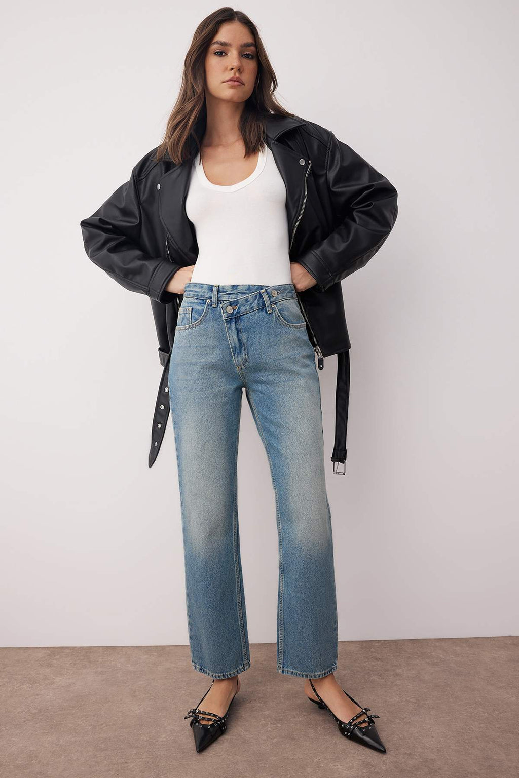 Trendyolmilla Antrasit Yüksek Bel Asimetrik Kapama Bel Detaylı Straight/Düz Kesim/Boru Paça Jeans TWOAW26JE00132