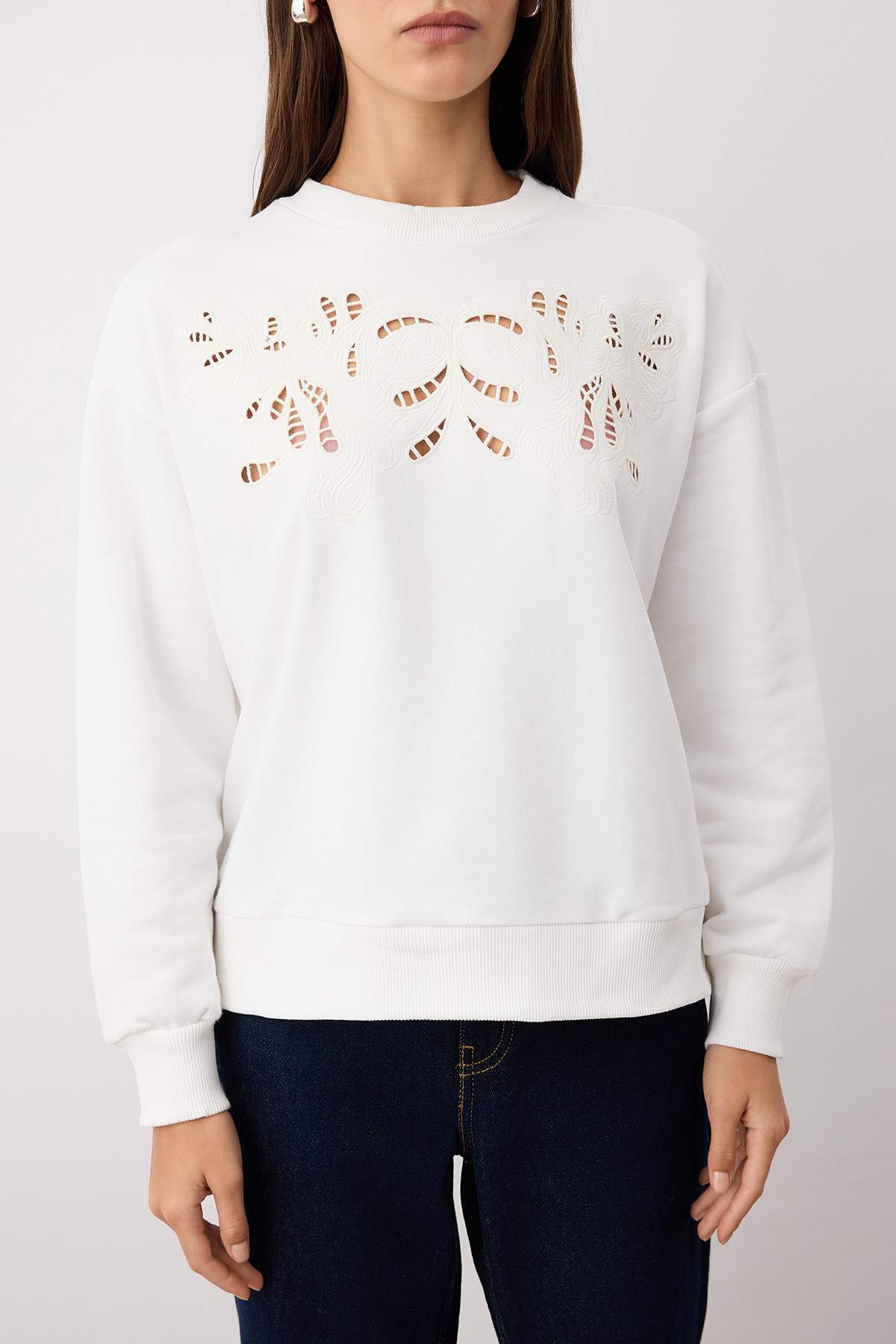Ekru Nakışlı Regular/Normal Kalıp Örme Sweatshirt TWOAW26SW00011