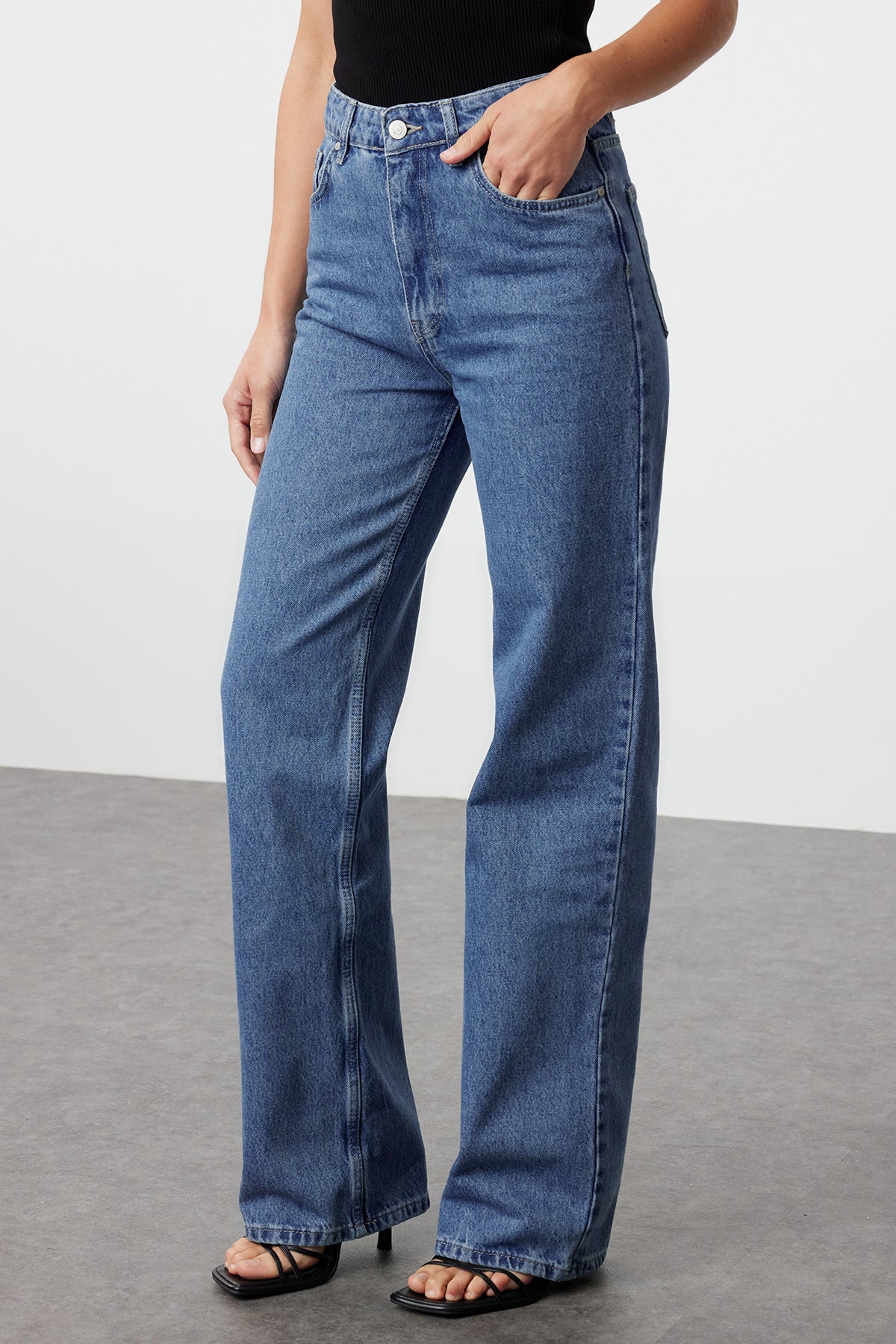 Trendyolmilla Koyu Mavi Yüksek Bel Wide Leg Geniş Paça %100 Pamuk Non-Stretch Jeans TWOSS23JE00068