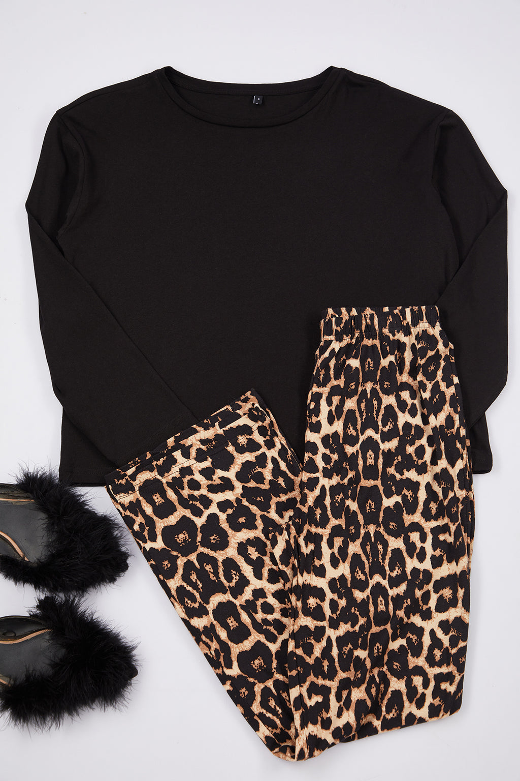 Trendyolmilla Beyaz-Siyah Leopar Desenli Örme Pijama Takımı THMAW25PT00100