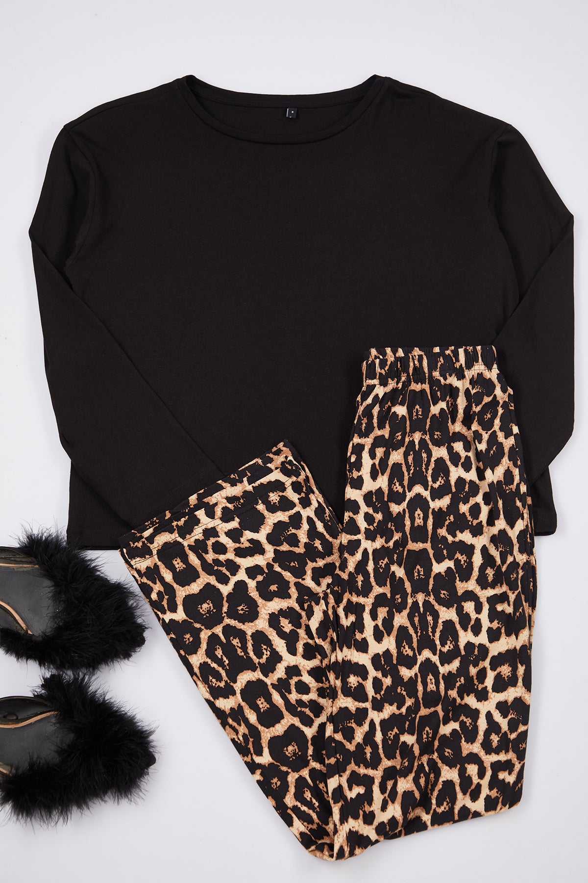 Trendyolmilla Beyaz-Siyah Leopar Desenli Örme Pijama Takımı THMAW25PT00100