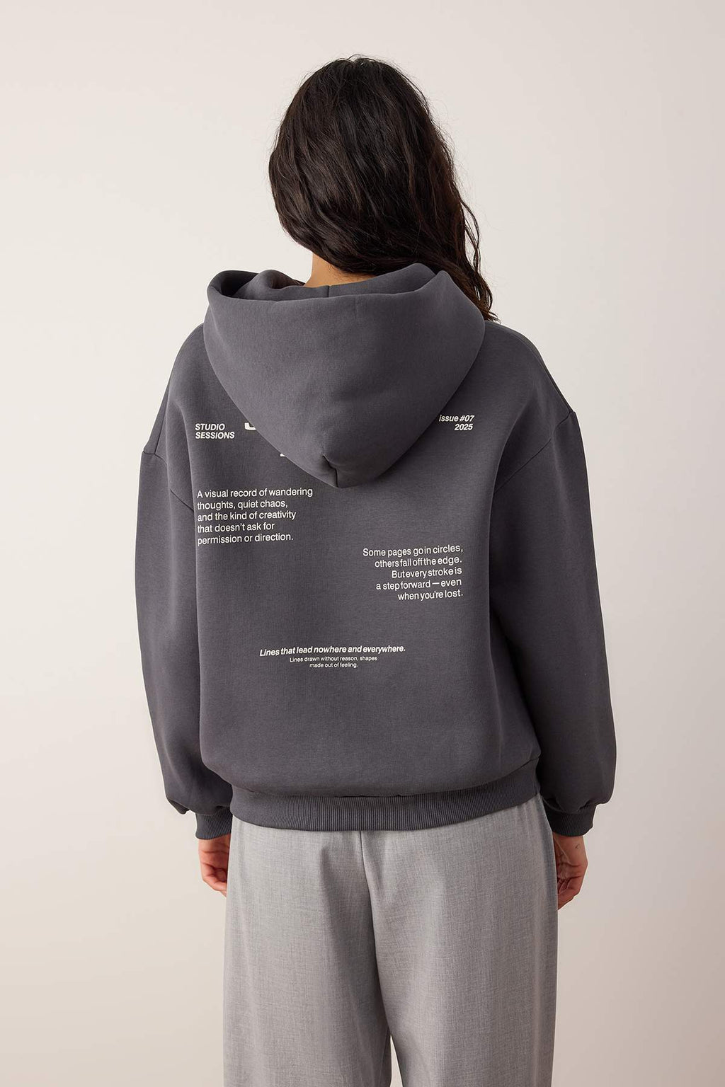 Trendyolmilla Taş Kalın İçi Polarlı Kapüşonlu Slogan Baskılı Boxy Fit Örme Sweatshirt TWOAW26SW00217
