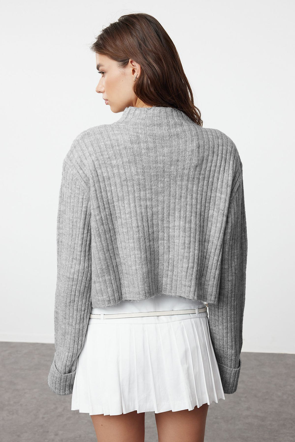 Trendyolmilla Koyu Gri Crop Yumuşak Dokulu Dik Yaka Triko Hırka TWOAW22HI0174