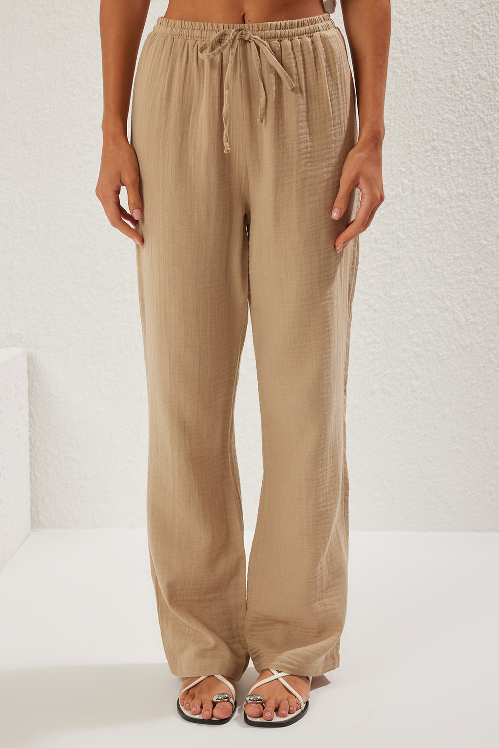 Trendyolmilla Vizon Müslin Beli Lastikli İnce Kumaş Wide Leg/Geniş Paça Dokuma Pantolon TWOSS25PL00067