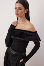 Siyah Suni Kürklü Carmen Yaka Örme Party Bluz TPRAW26BZ00047