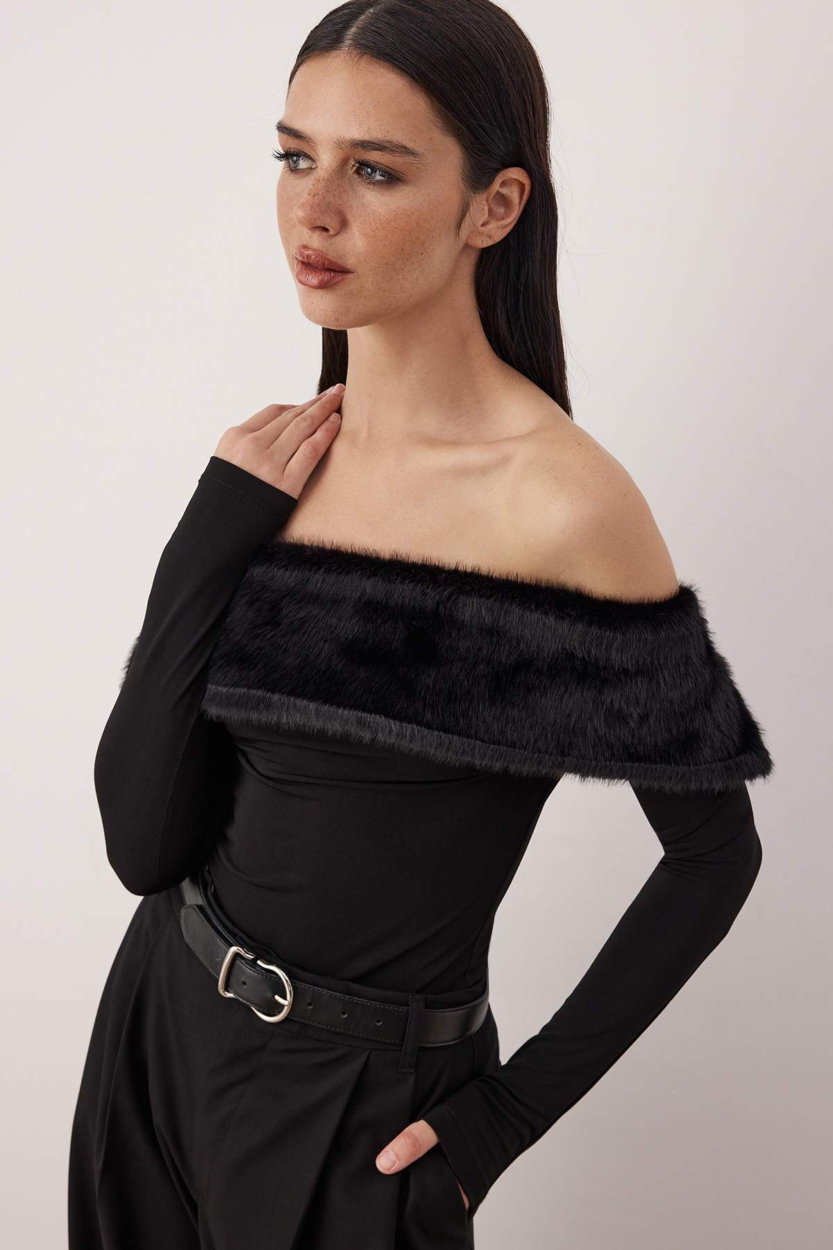 Siyah Suni Kürklü Carmen Yaka Örme Party Bluz TPRAW26BZ00047