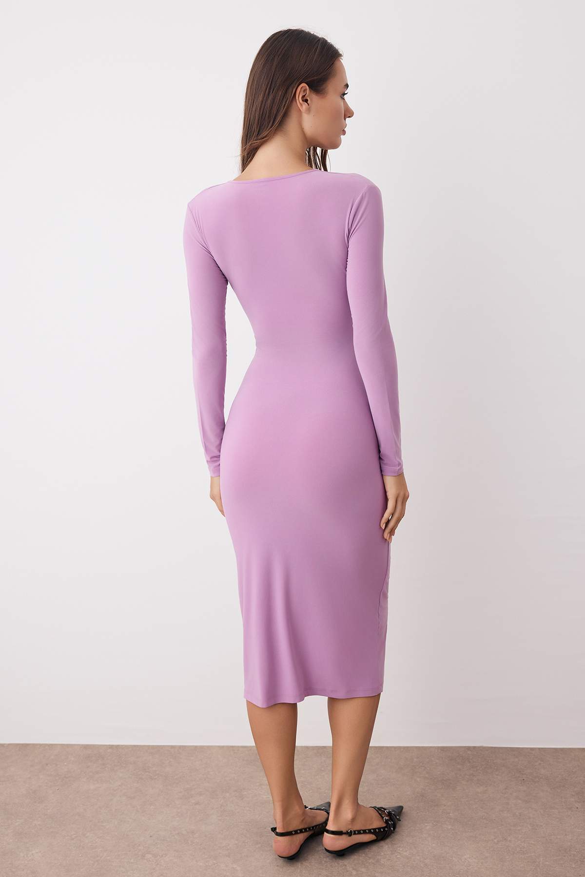 Trendyolmilla Gül Kurusu Düz Büzgülü Midi Drapeli V Yaka Fitted/Vücuda Oturan Esnek Örme Elbise TWOAW24EL00197
