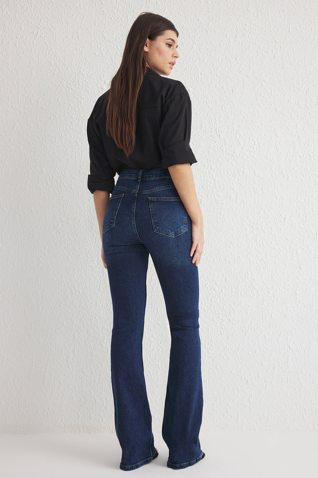 Trendyolmilla Koyu Mavi Yüksek Bel Comfort/Esnek Flare İspanyol Paça Jeans TWOSS25JE00110